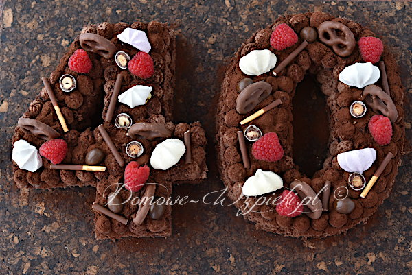 Tort czekoladowy number cake z biszkoptu