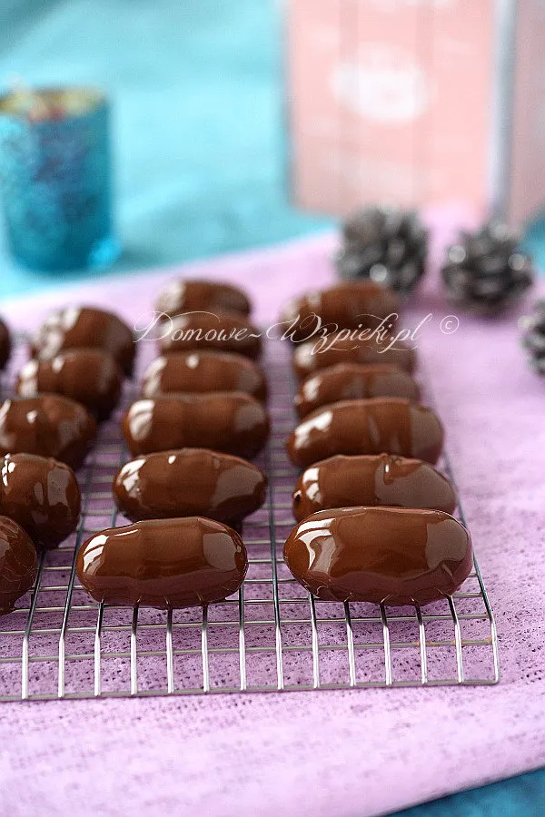 Owoce suszone w czekoladzie z marcepanem Owoce suszone w czekoladzie z marcepanem