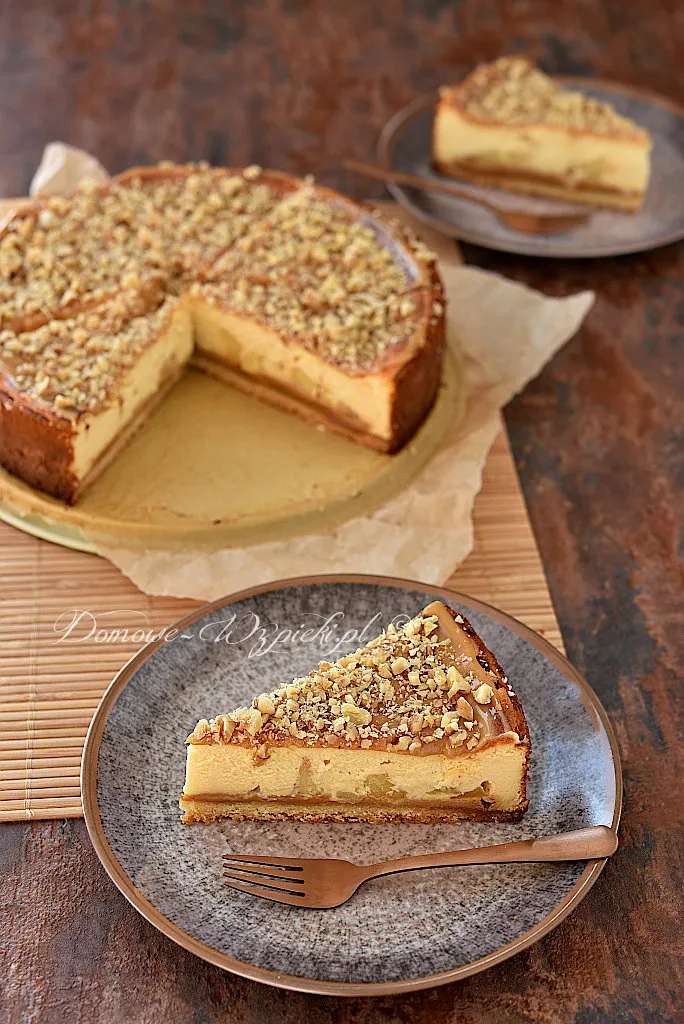 Sernik kajmakowo- orzechowy z jabłkami Sernik kajmakowo- orzechowy z jabłkami