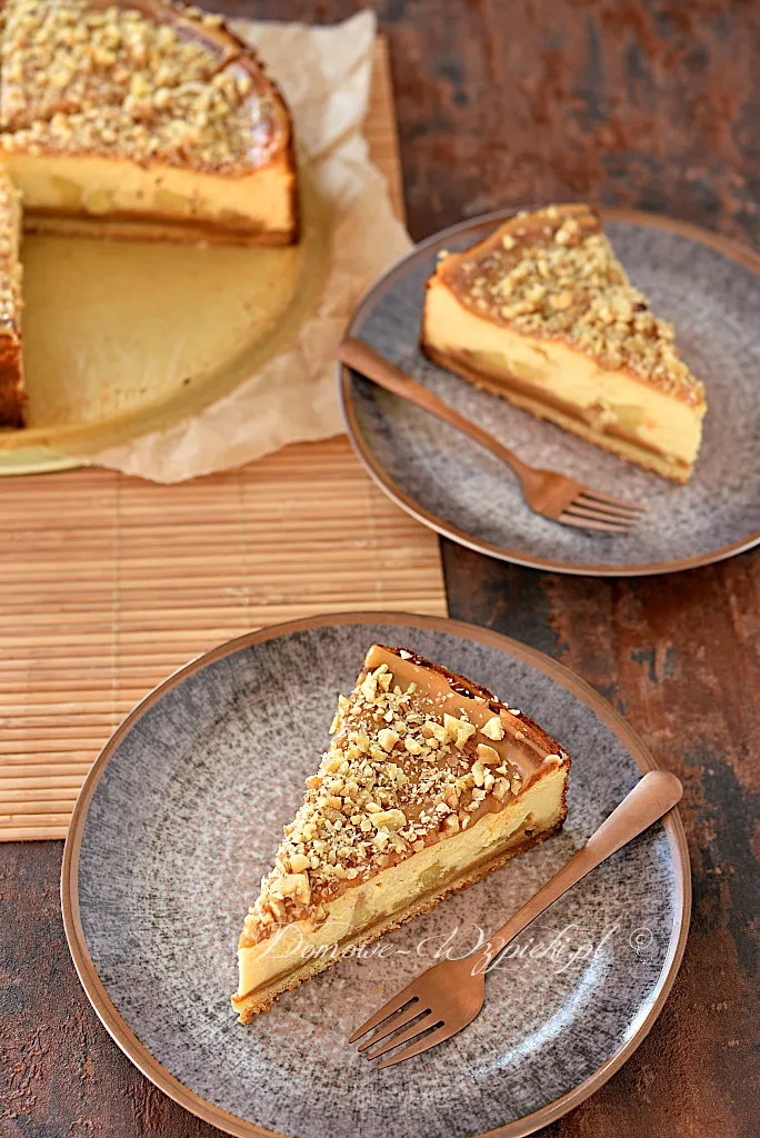 Sernik kajmakowo- orzechowy z jabłkami Sernik kajmakowo- orzechowy z jabłkami