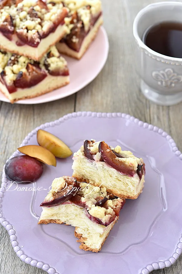 Ciasto drożdżowe ze śliwkami i kruszonką Ciasto drożdżowe ze śliwkami i kruszonką