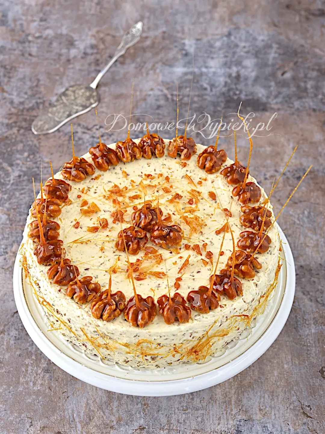 Tort orzechowo- karmelowy Tort orzechowo- karmelowy