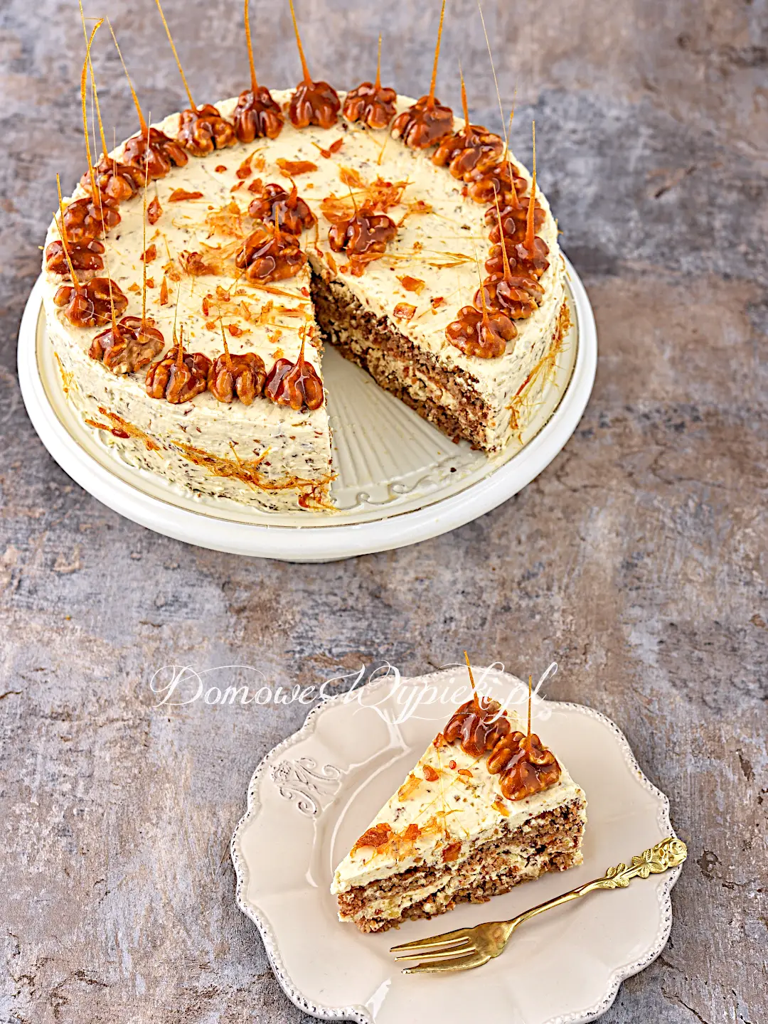 Tort orzechowo- karmelowy Tort orzechowo- karmelowy