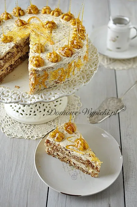 Tort orzechowo- karmelowy Tort orzechowo- karmelowy