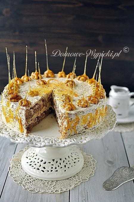 Tort orzechowo- karmelowy Tort orzechowo- karmelowy