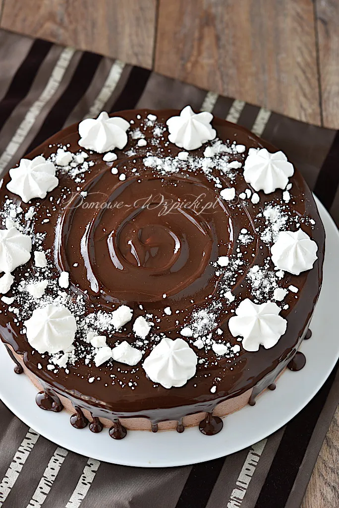 Tort czekoladowy z bezami i suszonymi śliwkami Tort czekoladowy z bezami i suszonymi śliwkami