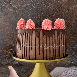 Tort czekoladowy z kremem malinowym, czekoladowym i oreo