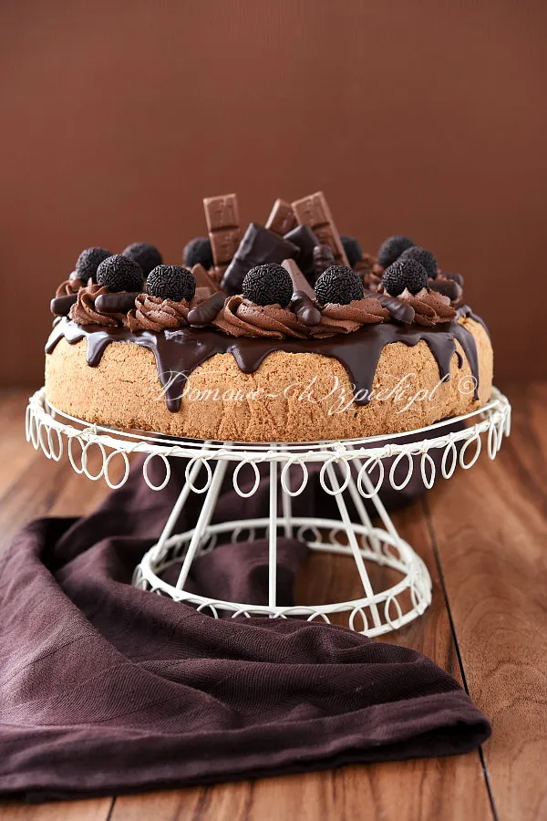 Sernik z czekoladkami Sernik z czekoladkami