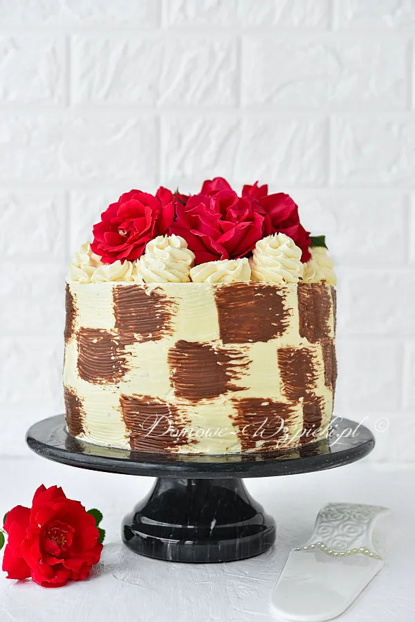 Tort makowy z truskawkami Tort makowy z truskawkami