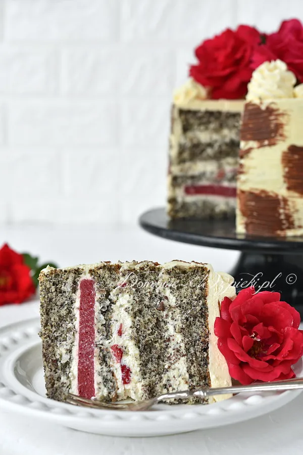Tort makowy z truskawkami Tort makowy z truskawkami