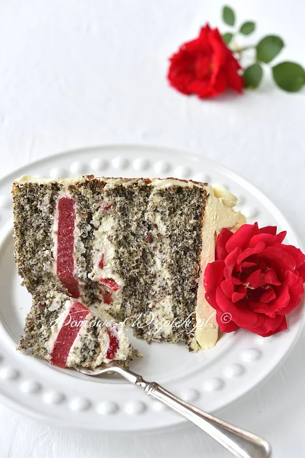 Tort makowy z truskawkami Tort makowy z truskawkami