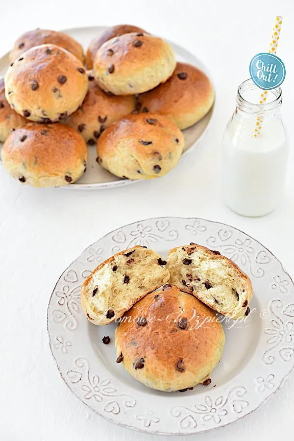 Bułeczki drożdżowe z czekoladą Bułeczki drożdżowe z czekoladą