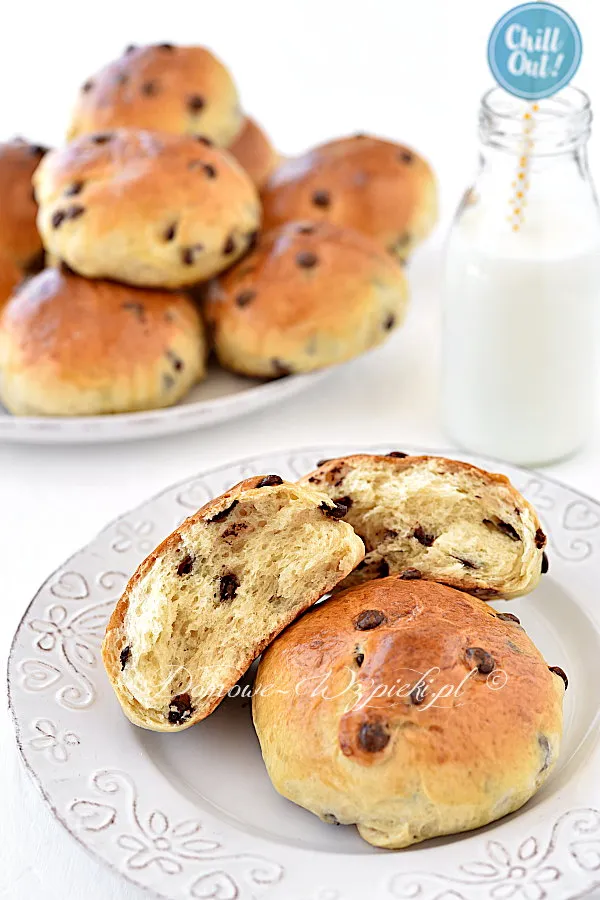 Bułeczki drożdżowe z czekoladą Bułeczki drożdżowe z czekoladą