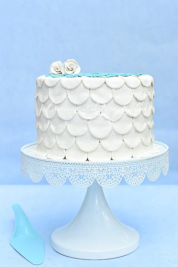 Tort z białą masą marcepanową Tort z białą masą marcepanową
