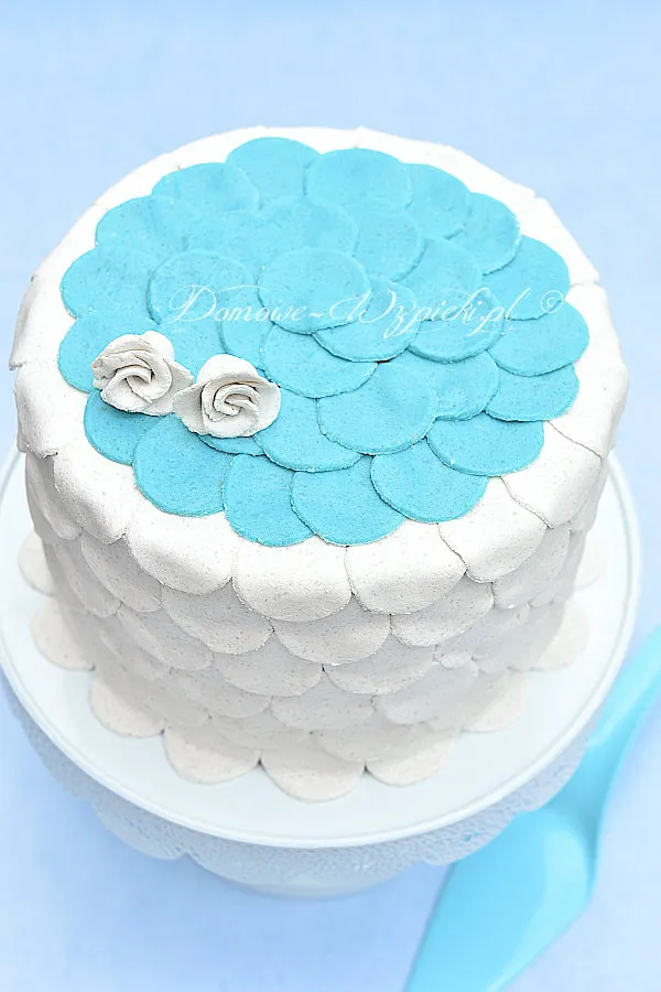 Tort z białą masą marcepanową Tort z białą masą marcepanową