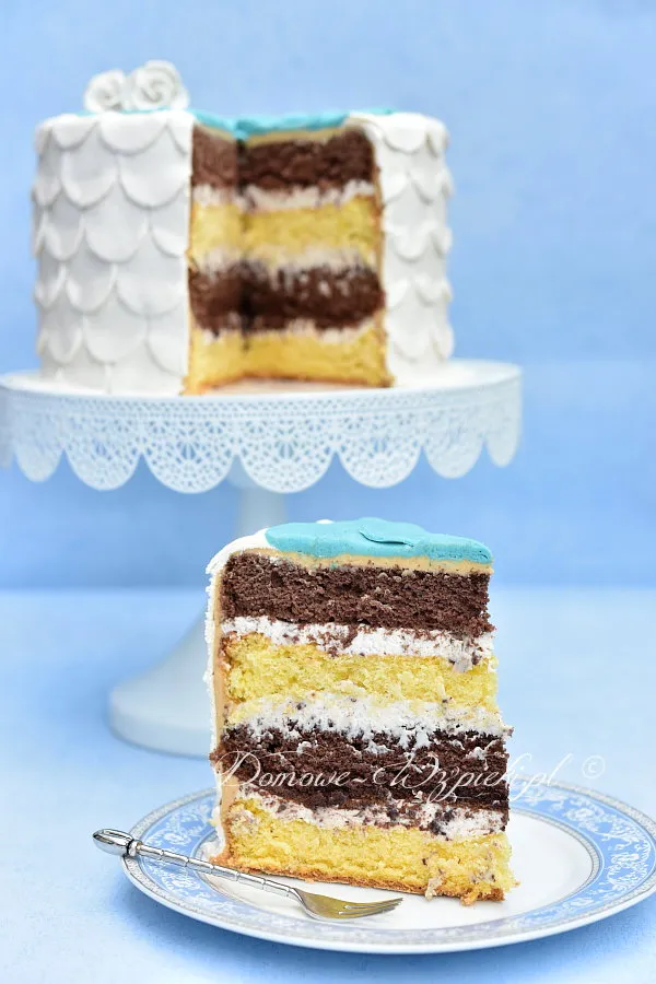 Tort z białą masą marcepanową Tort z białą masą marcepanową