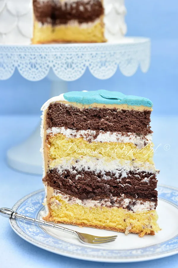 Tort z białą masą marcepanową Tort z białą masą marcepanową