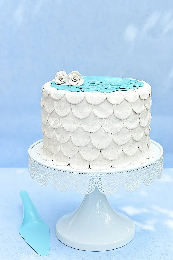 Tort z białą masą marcepanową Tort z białą masą marcepanową