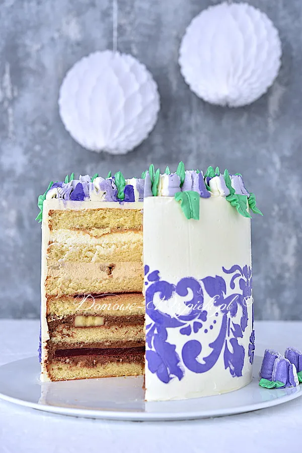 Tort czekoladowo- malinowo- krówkowy Tort czekoladowo- malinowo- krówkowy