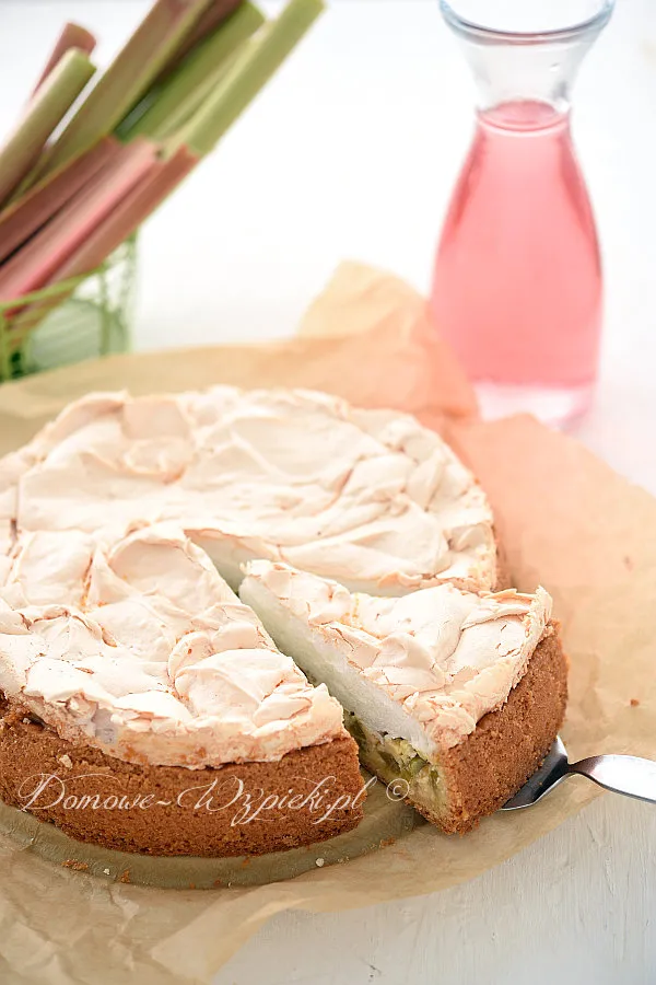 Tarta rabarbarowa z budyniem i bezą Tarta rabarbarowa z budyniem i bezą