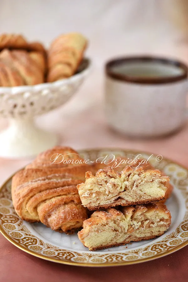Hamburskie bułeczki cynamonowe (Franzbrötchen) Hamburskie bułeczki cynamonowe (Franzbrötchen)