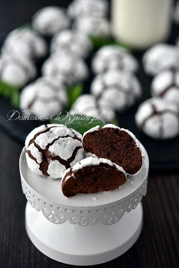 Popękane ciasteczka czekoladowe Popękane ciasteczka czekoladowe