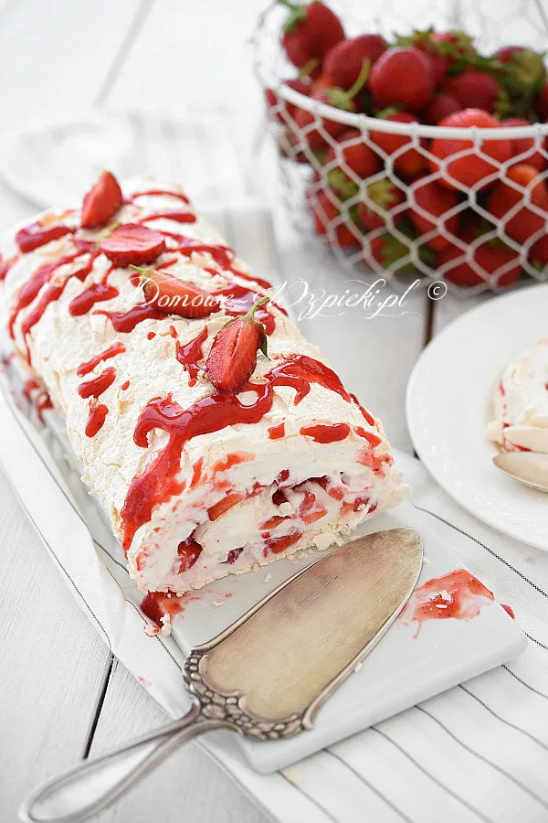 Rolada bezowa z bitą śmietaną i truskawkami Rolada bezowa z bitą śmietaną i truskawkami
