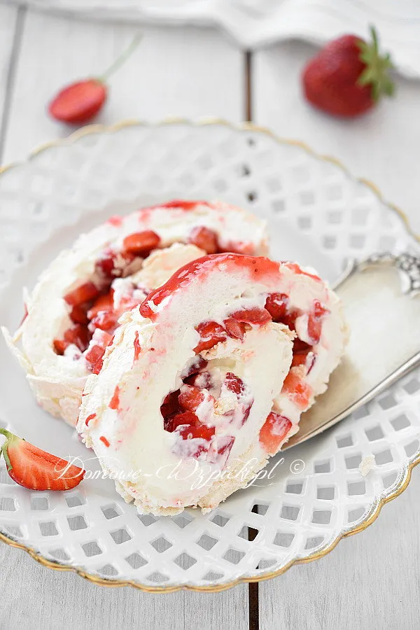 Rolada bezowa z bitą śmietaną i truskawkami Rolada bezowa z bitą śmietaną i truskawkami