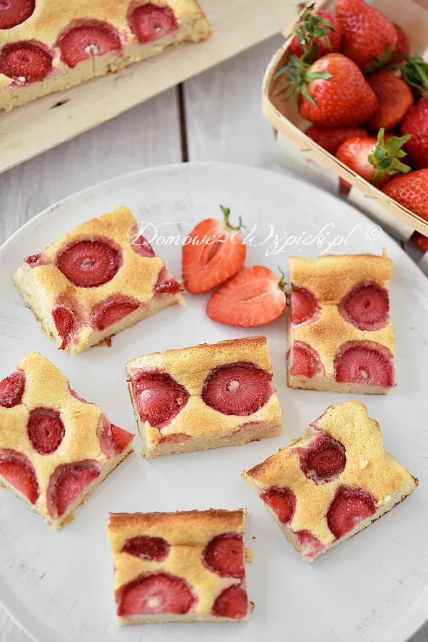 Fasolowe blondie z truskawkami Fasolowe blondie z truskawkami