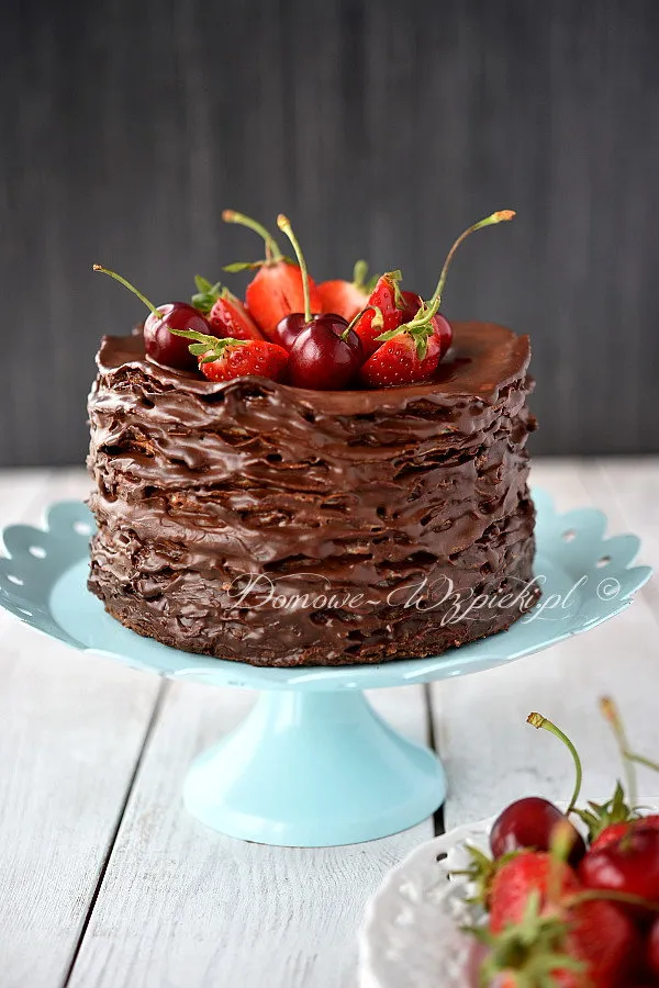 Tort naleśnikowy z kremem czekoladowym Tort naleśnikowy z kremem czekoladowym
