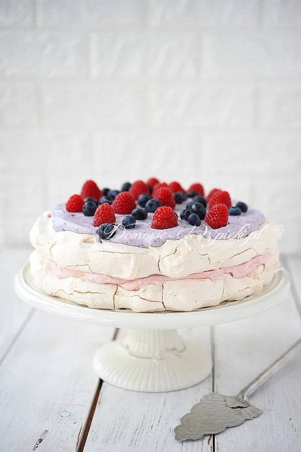 Tort bezowy z kremem malinowo- jagodowym Tort bezowy z kremem malinowo- jagodowym