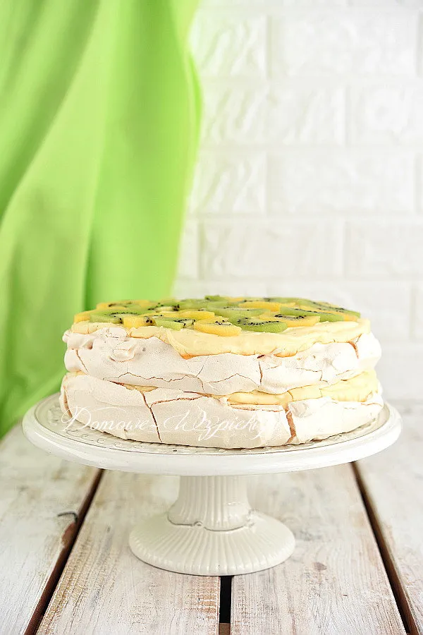 Tort bezowy z creme patissiere i owocami Tort bezowy z creme patissiere i owocami