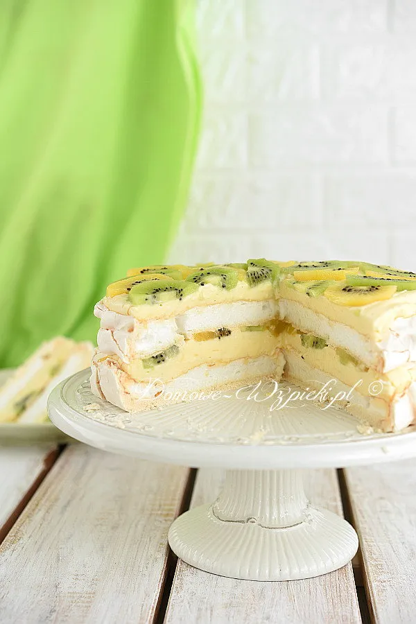 Tort bezowy z creme patissiere i owocami Tort bezowy z creme patissiere i owocami