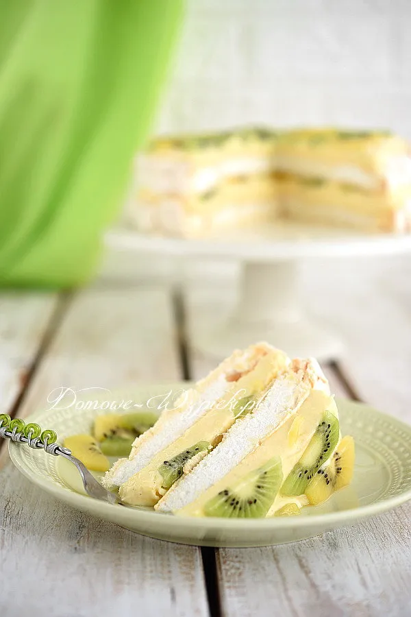 Tort bezowy z creme patissiere i owocami Tort bezowy z creme patissiere i owocami